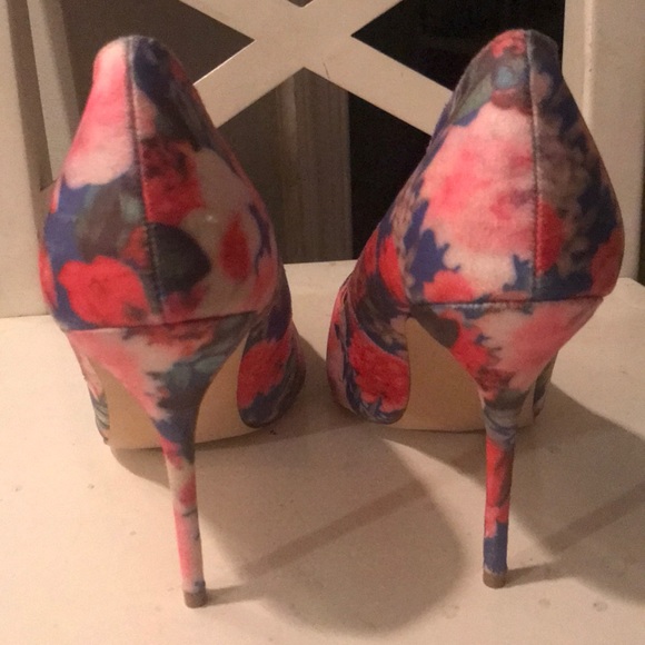 Heels - Picture 2 of 4